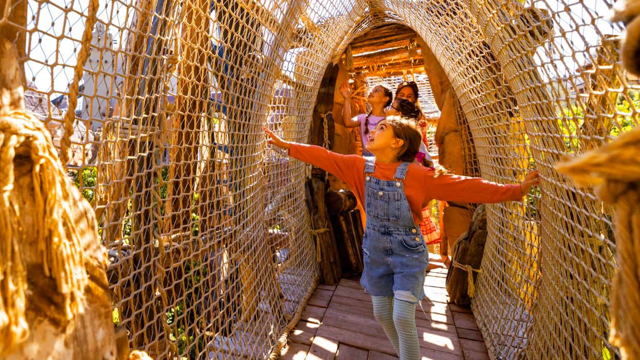 Rondreis Heuvelland & Phantasialand: Valkenburg en Bruhl, met de Gemeentegrot en 2 dagen pretpark