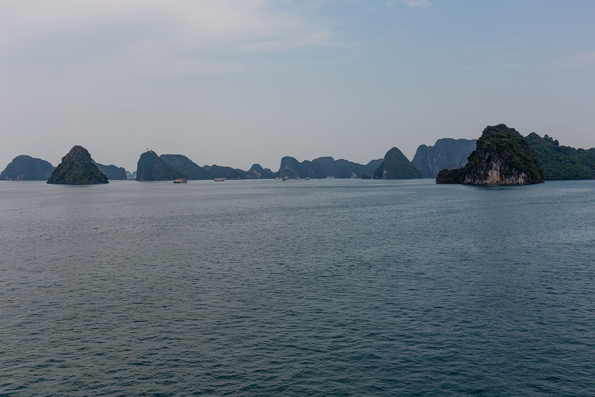 Groene kalksteeneilanden in de baai van Ha Long