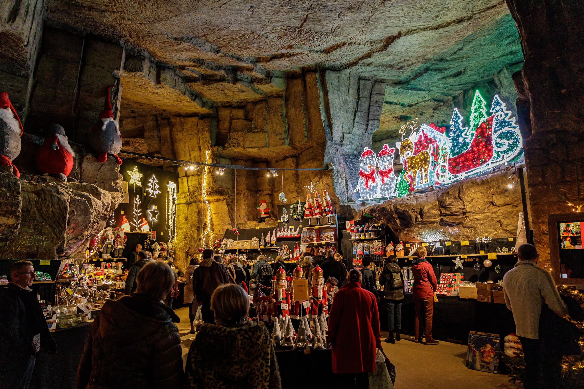 Beleef de ondergrondse kerstmarkt in de Gemeentegrot van Valkenburg foto 2