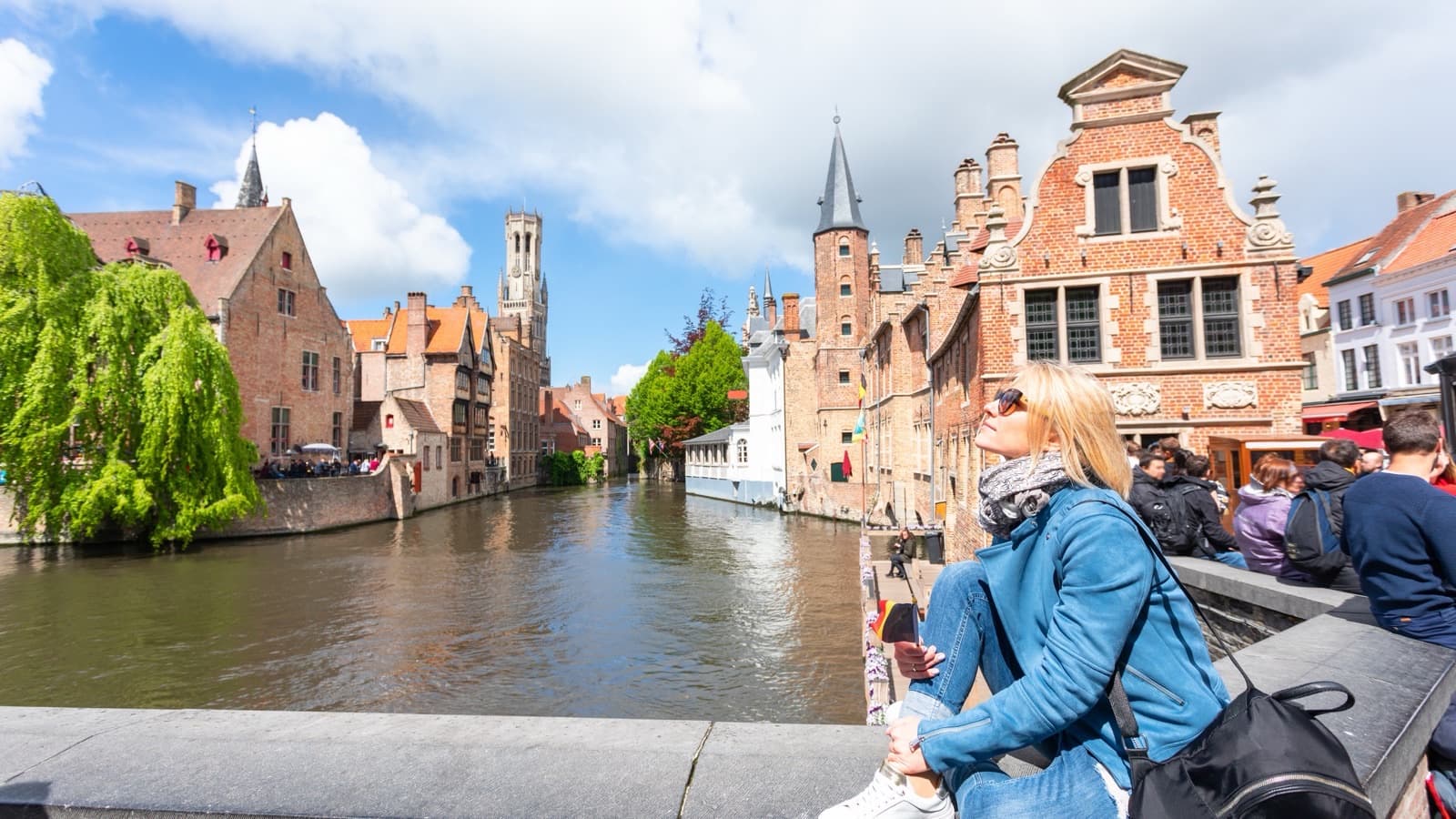 Brugge: Sprookjesachtige Grachten, Historie en Zoete Verleidingen