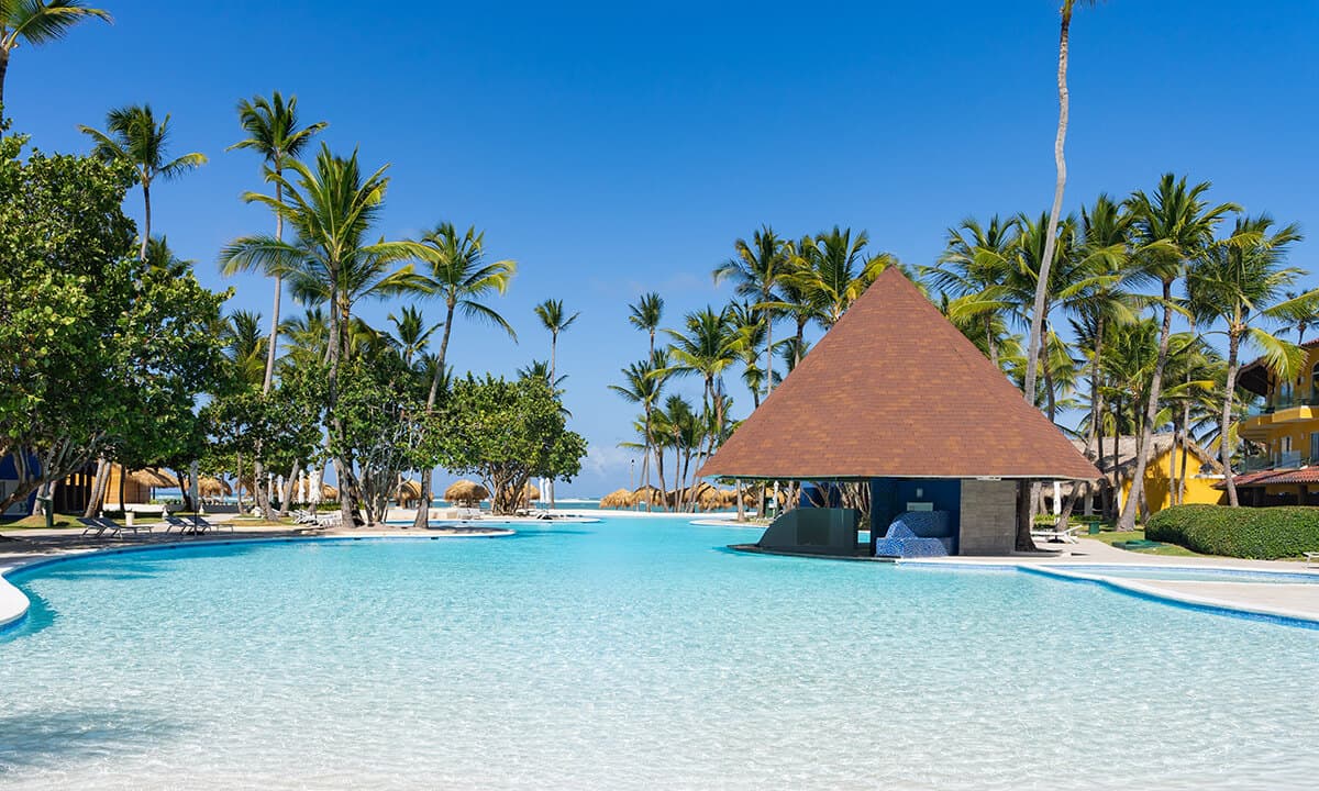 Zwembad met zwembadbar tussen palmen bij Tropical Deluxe Princess