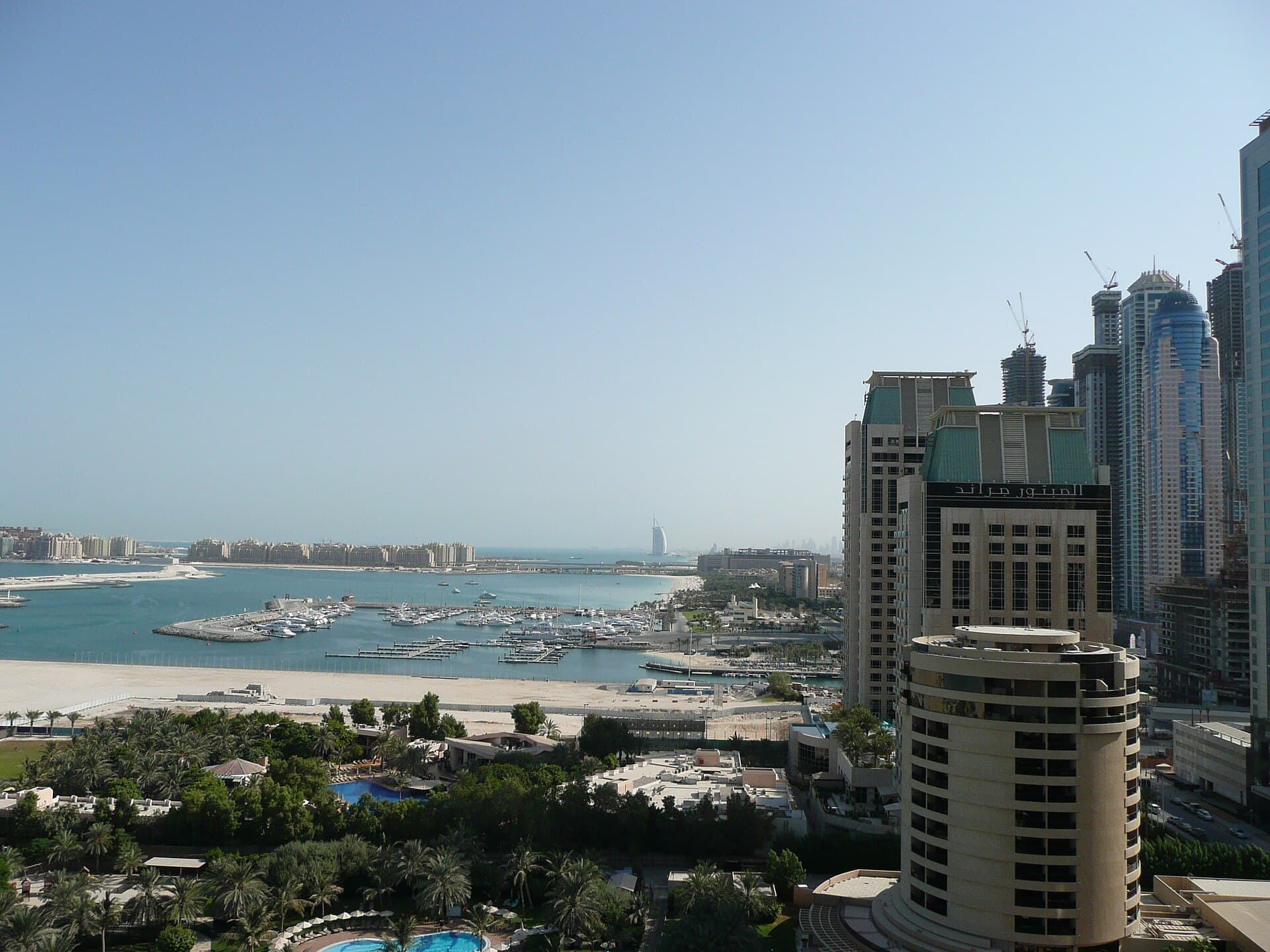 Uitzicht over Dubai Marina en de skyline vanaf een hotel aan de kust
