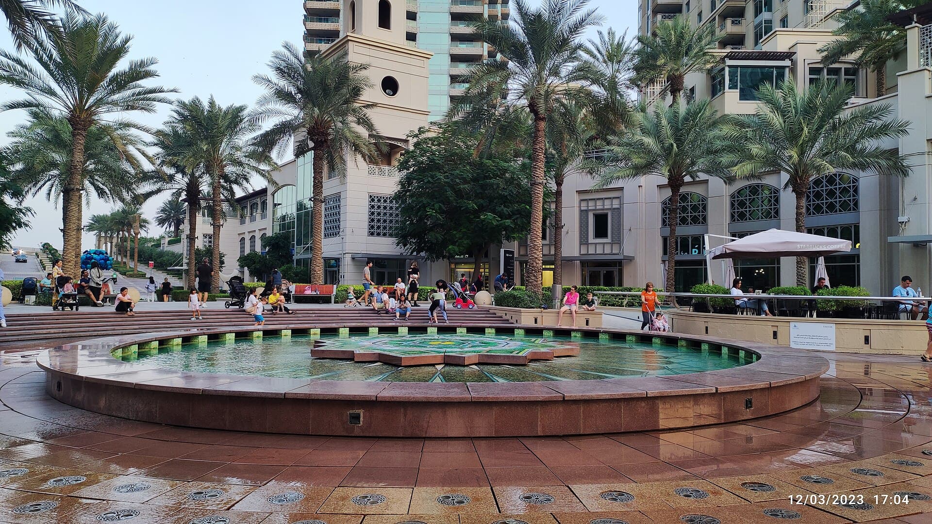 Plein met fontein en palmen bij Dubai Marina