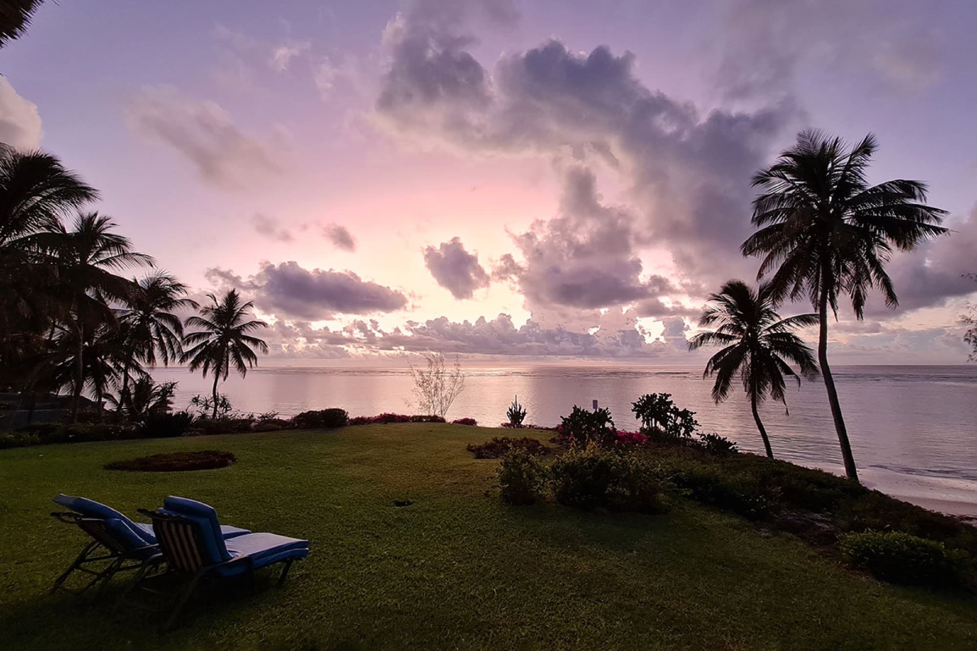 Zonsopkomst boven de oceaan vanuit de hoteltuin