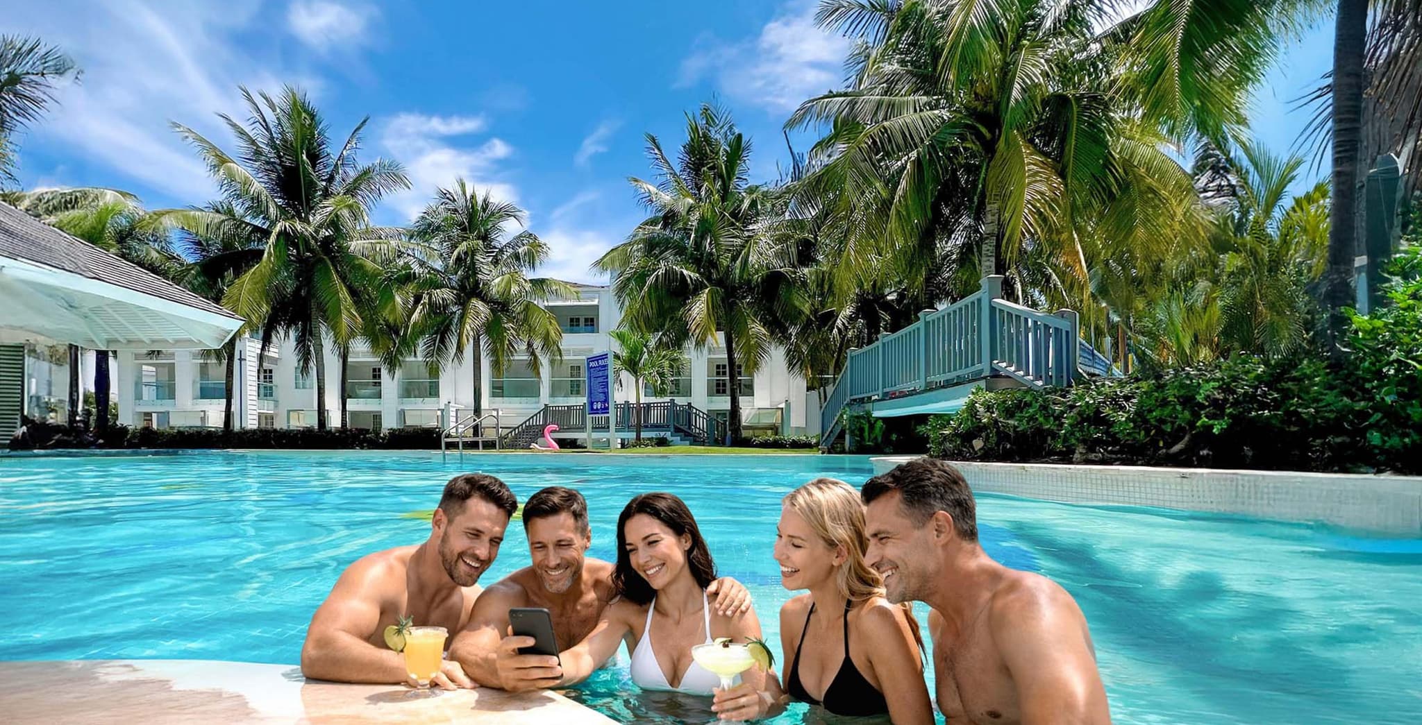Gasten in een van de zwembaden van het resort