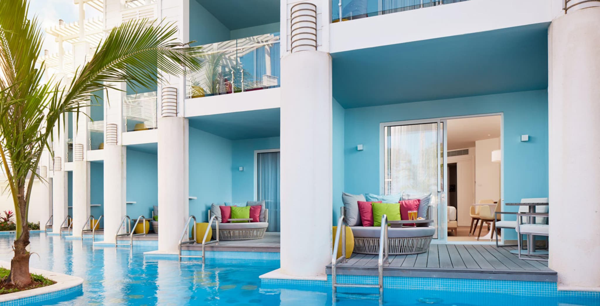 Suite met een terras dat direct aan het zwembad grenst