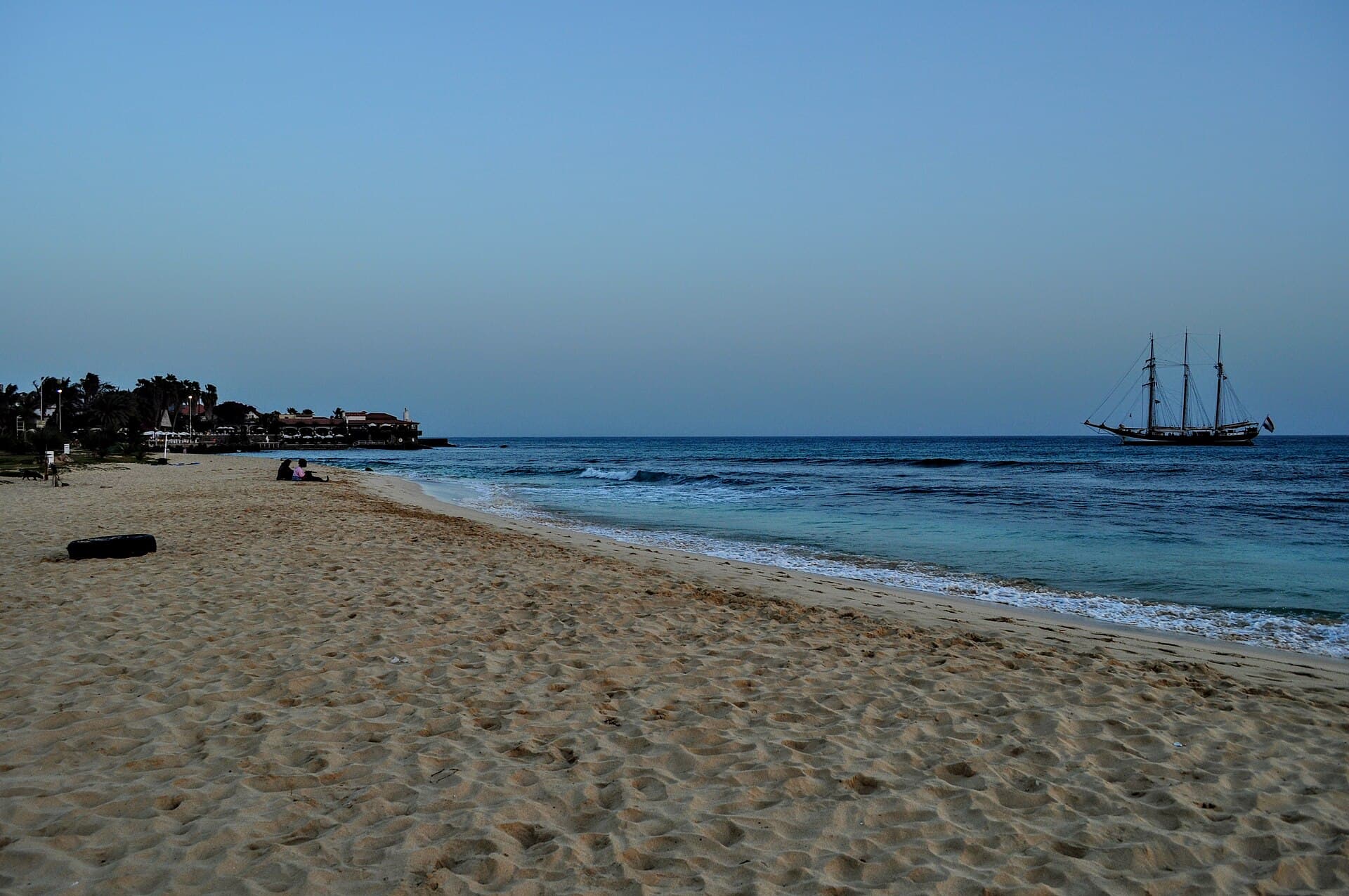 Uitzicht vanaf de pier van Santa Maria over het strand en de baai
