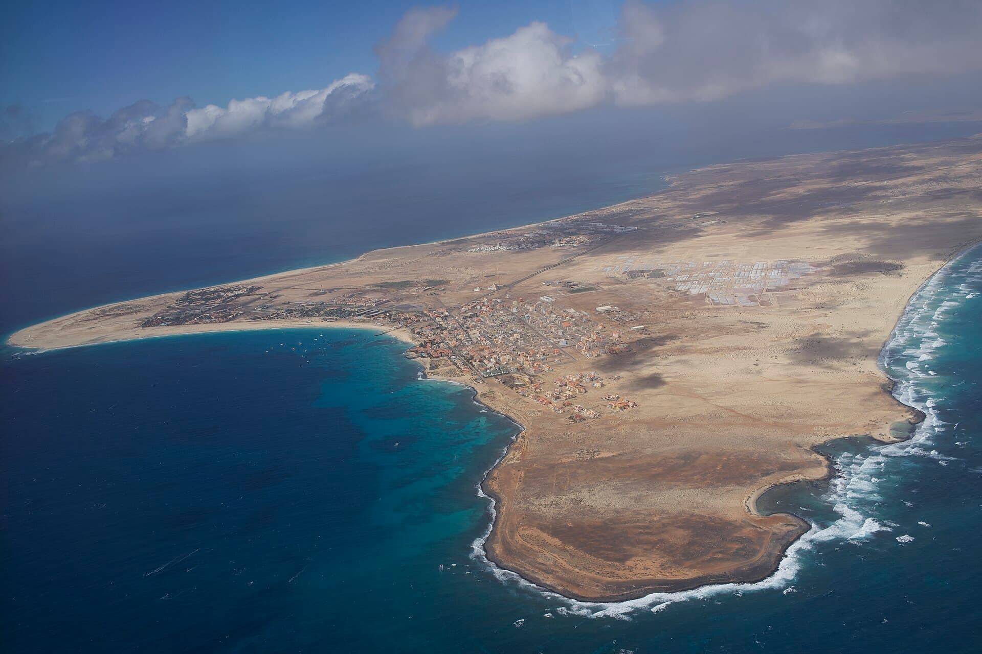Luchtfoto van het zuiden van Sal met Santa Maria aan een brede baai