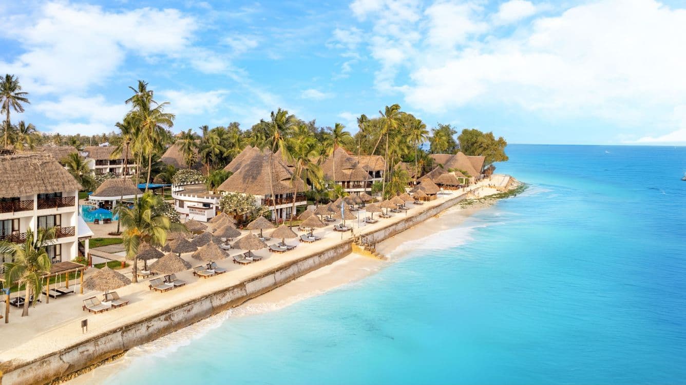 Strand en hotelgebouwen langs de Indische Oceaan