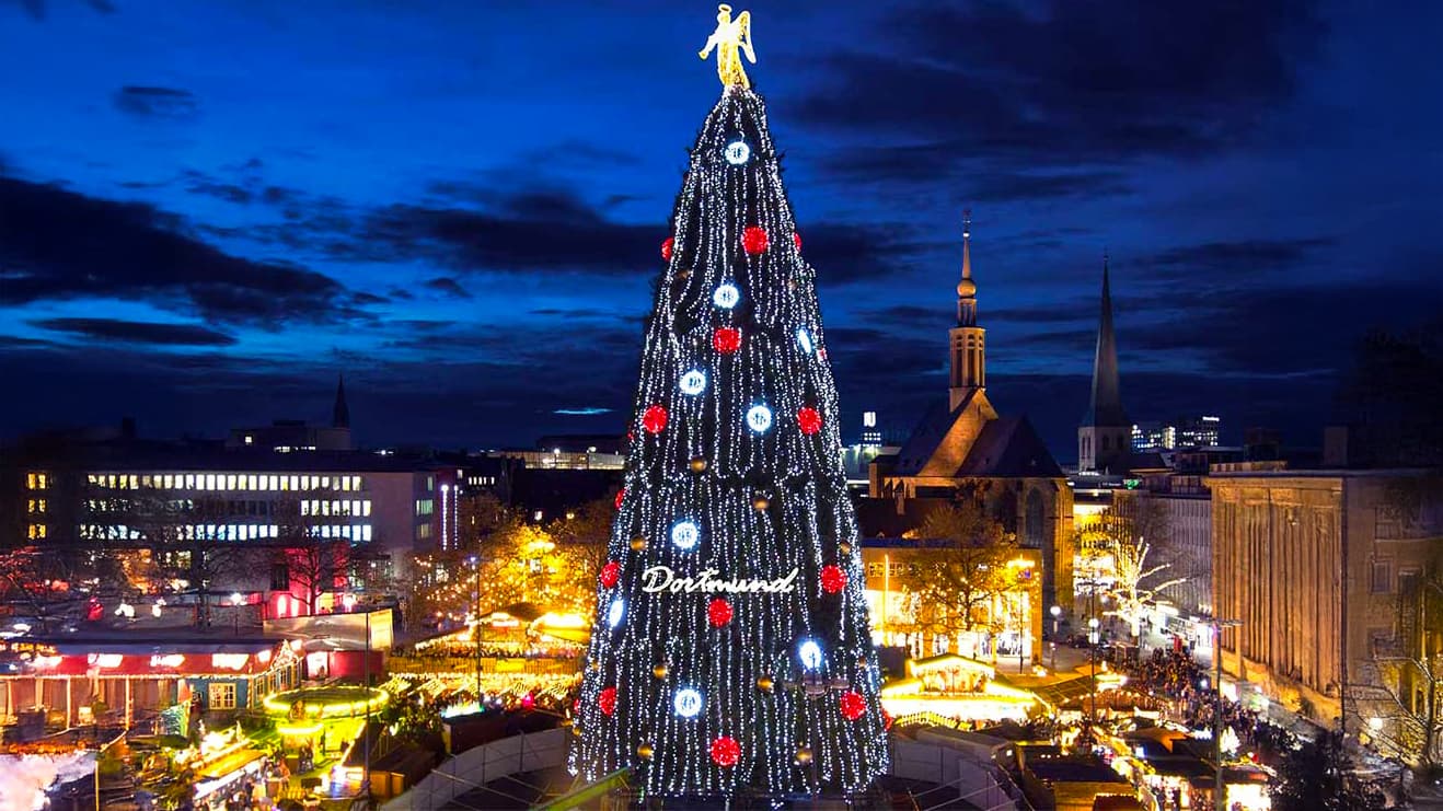 Bewonder de grootste kerstboom op de kerstmarkt van Dortmund foto 2